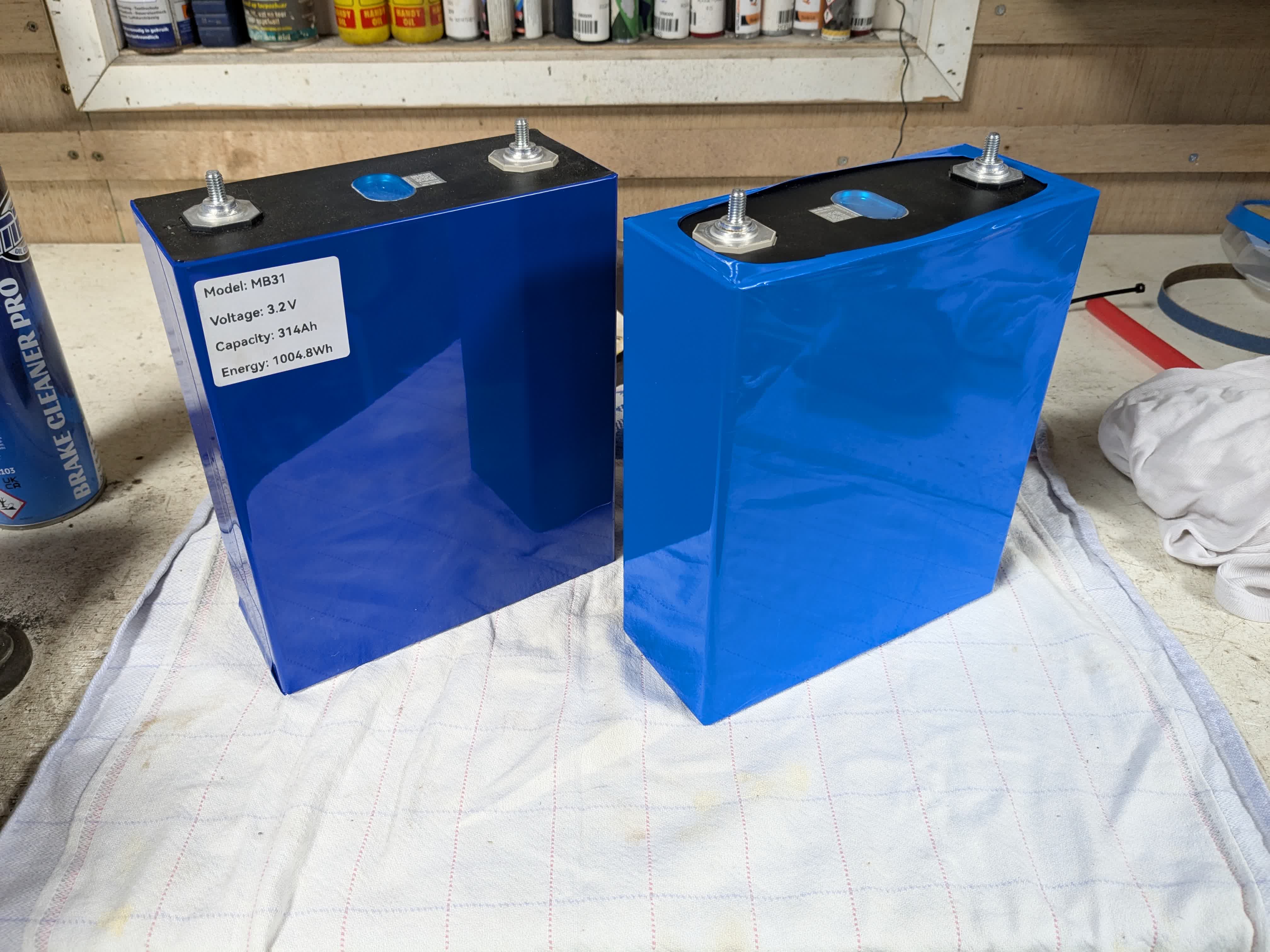 Een cel zonder (links) en met krimpkous (rechts)